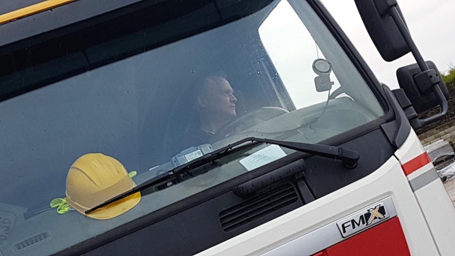 Chauffeur achter het stuur van een vrachtwagen