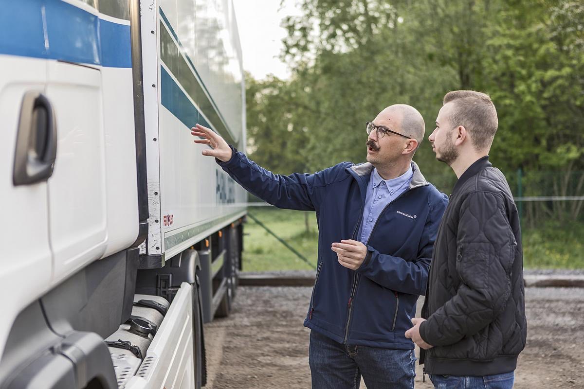 Instructeur geeft uitleg bij de vrachtwagen tijdens een Code 95 opleiding